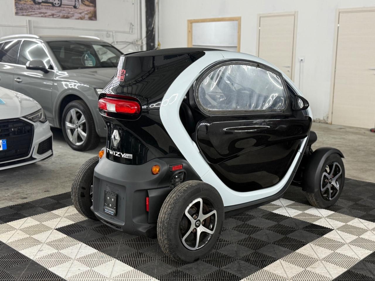 Renault Twizy 45 patente Si guida con AM