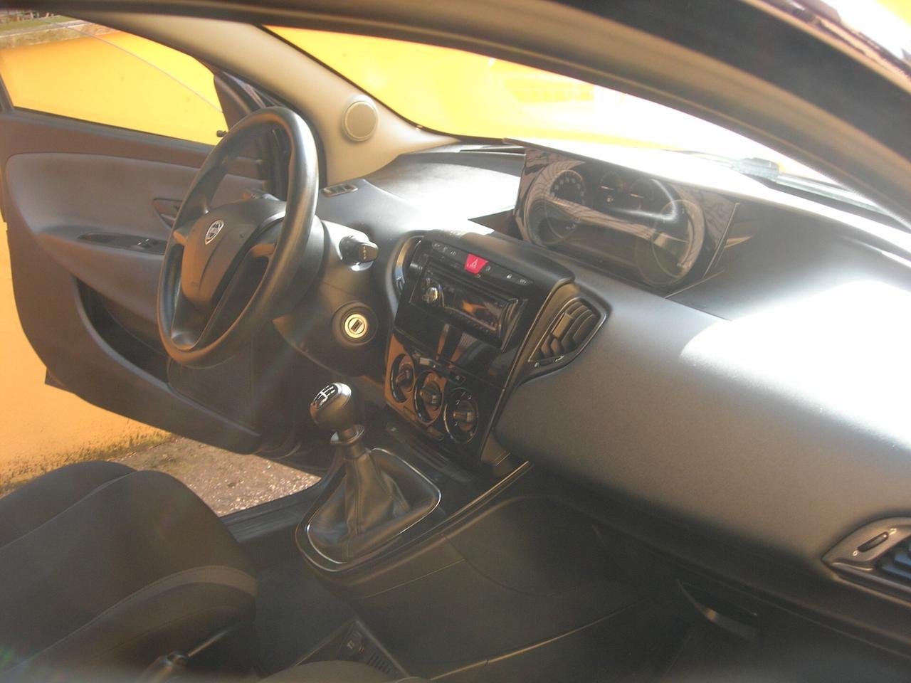 Lancia Ypsilon 1.2 69 CV 5 porte Silver