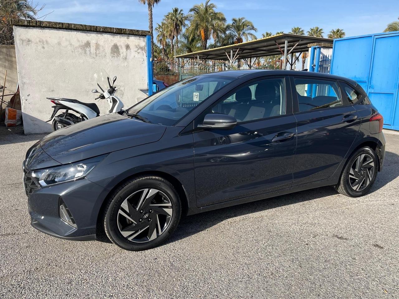 Hyundai i20-1.2 benz-full-2023