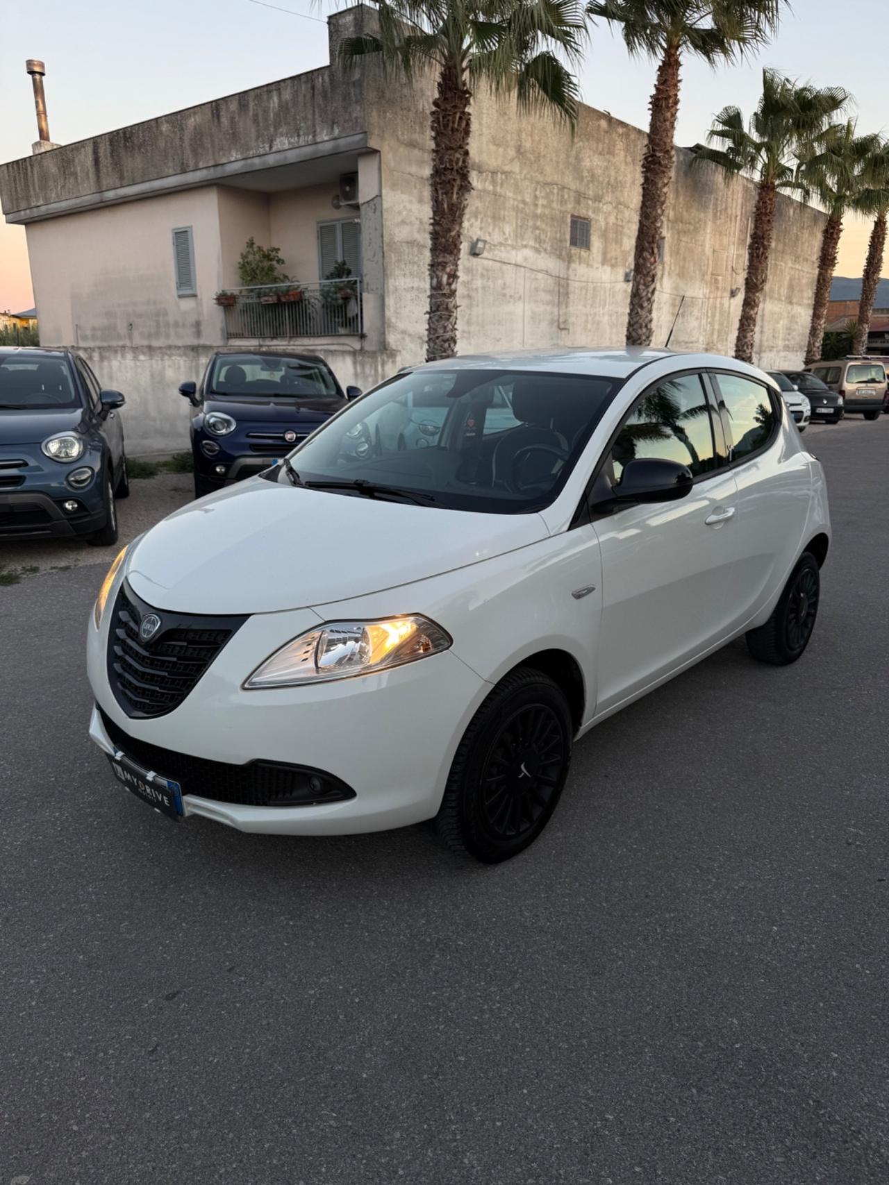 Lancia Ypsilon 0.9 TwinAir 85 CV 5 porte Metano Ecochic Elefantino
