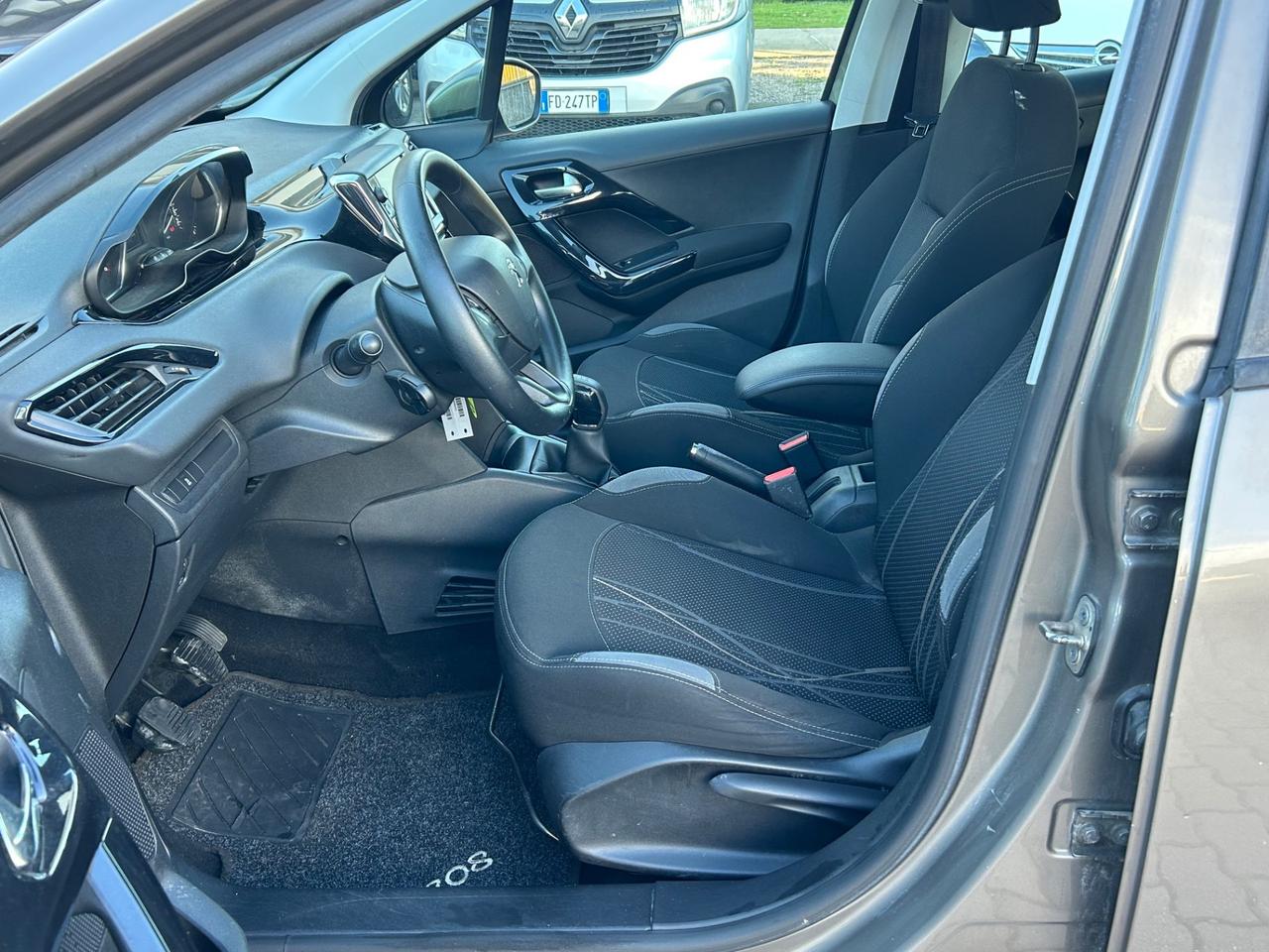 Peugeot 208 1.4 HDi 68 CV 5 porte Allure