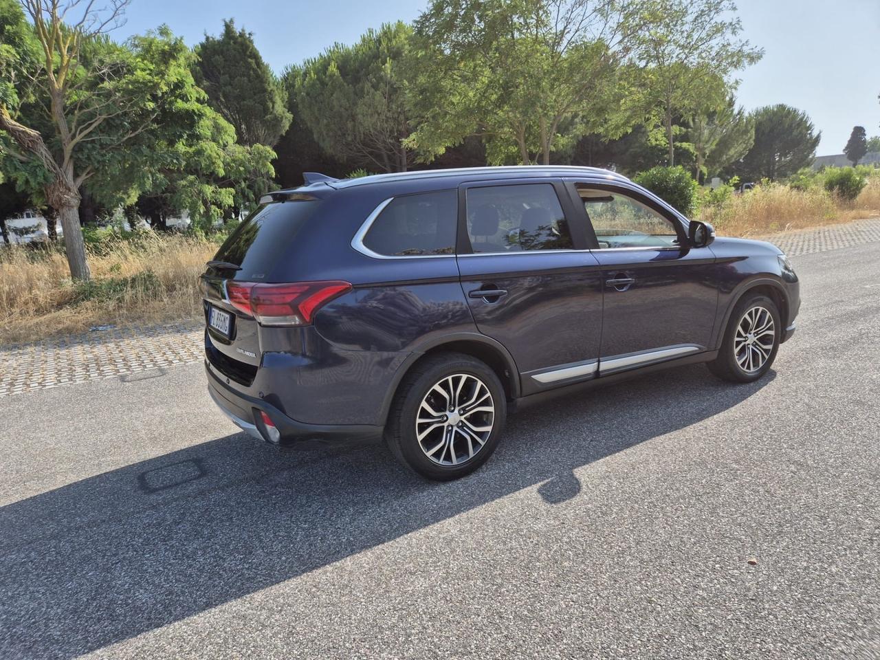 Mitsubishi Outlander 2.2 DI-D 4WD Instyle Plus SDA 7 posti