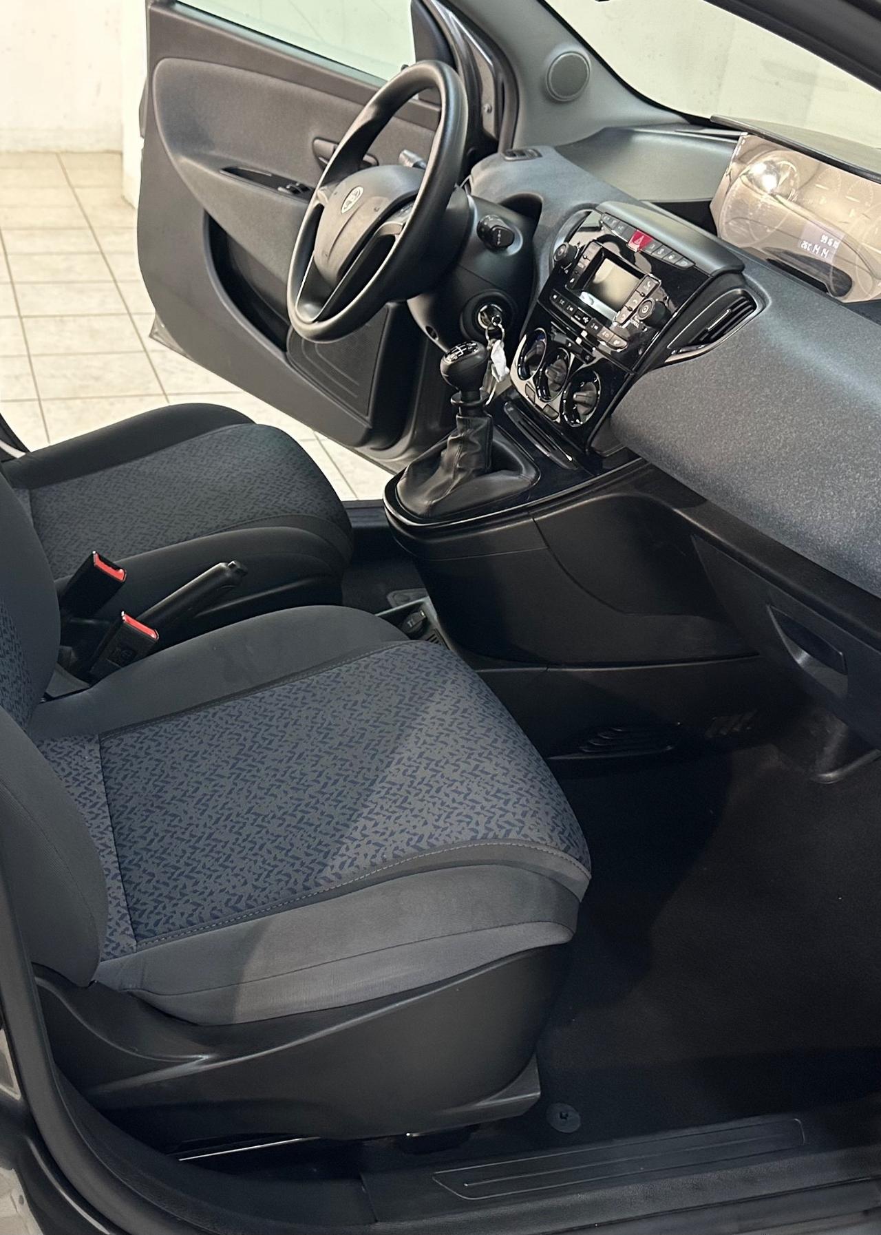 Lancia Ypsilon 1.0 FireFly 5 porte S&S Hybrid Ecochic Silver