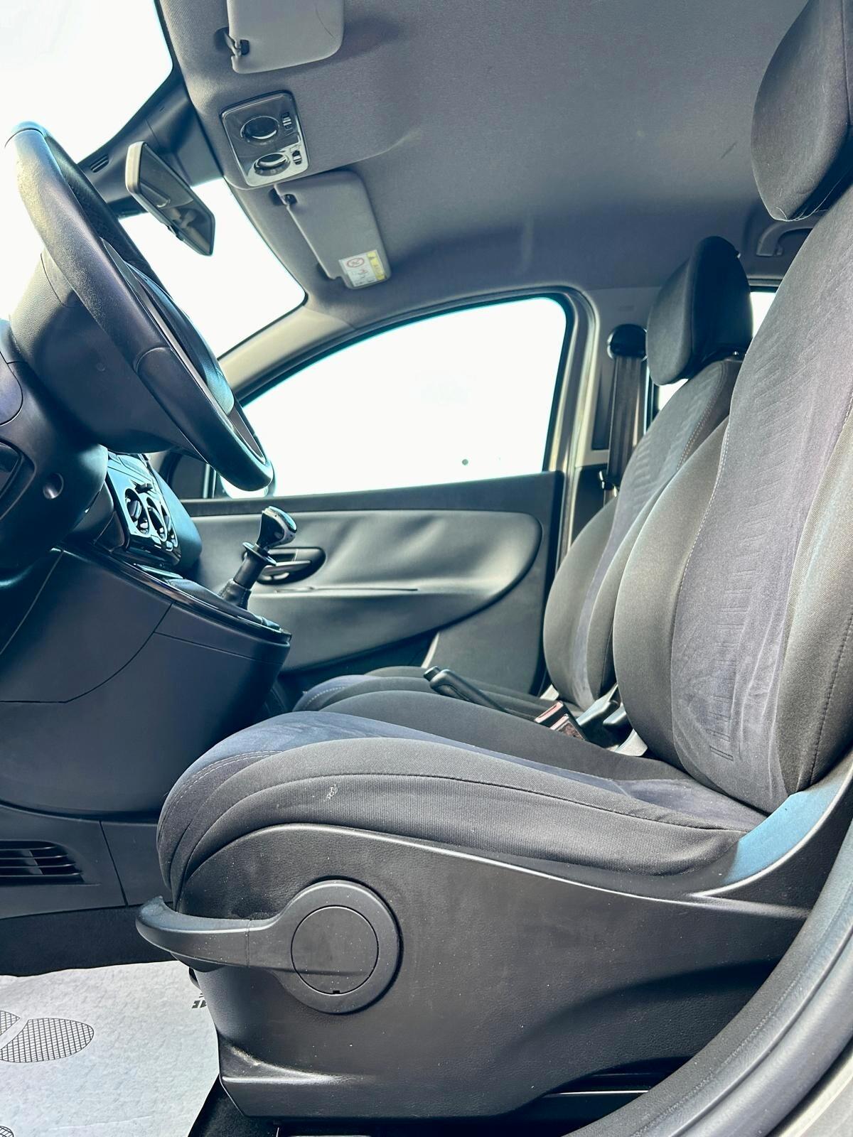 Lancia Ypsilon 1.2 69 CV 5 porte S&S Platinum - OK NEOPATENTATI