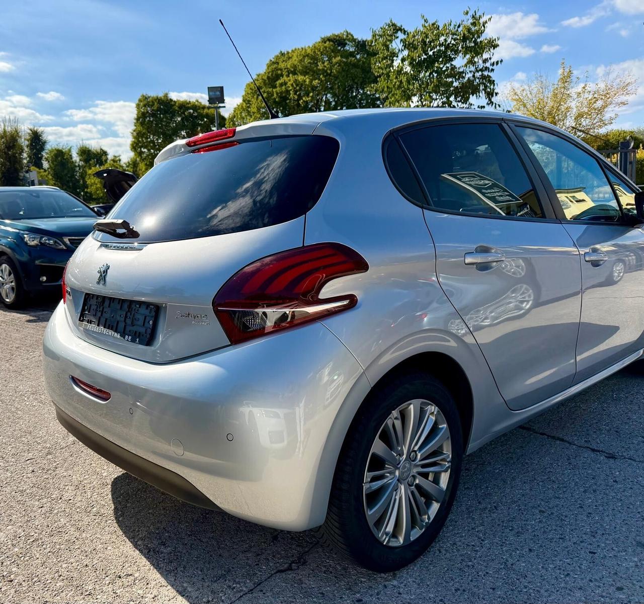 Peugeot 208 1.2 benzina neopatentati
