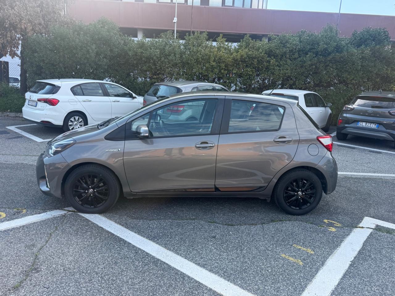 Toyota Yaris 1.5 hybrid trend gray edition