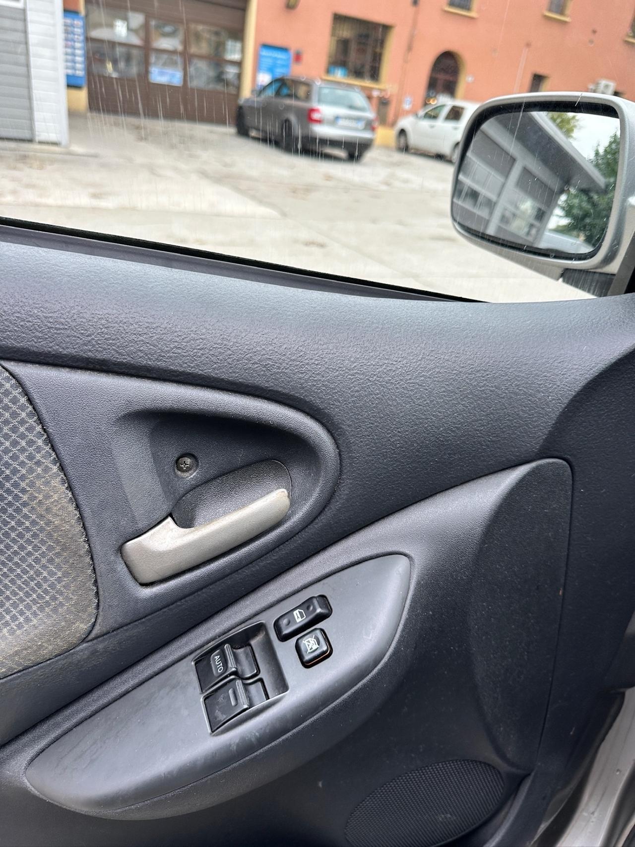 Toyota Yaris 1.0i 16V cat 5 porte Sol X Neopatentati