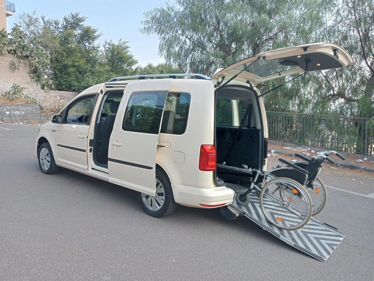 Volkswagen Caddy Pianale ribassato con rampa disabili in carrozzina