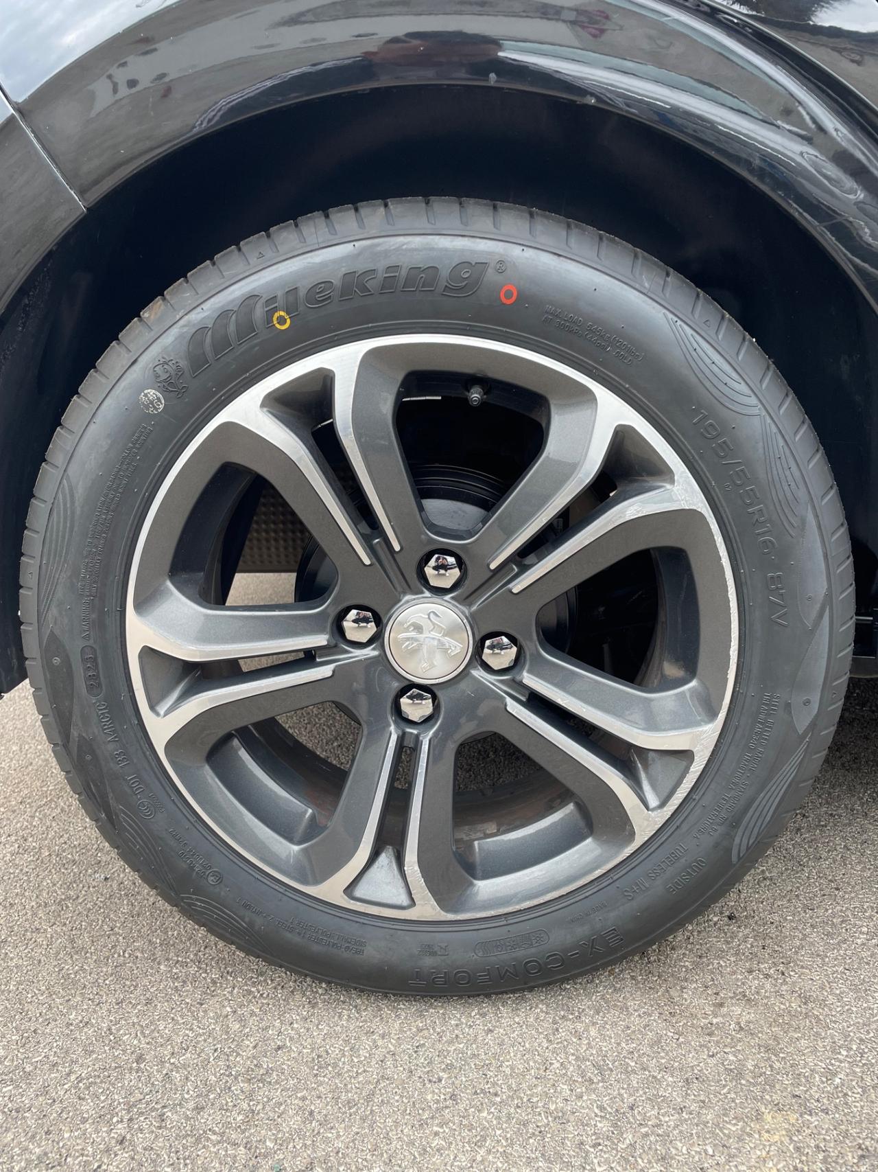 Peugeot 208 1.4 HDi 68 CV 5 porte Allure tetto nav gomme nuove