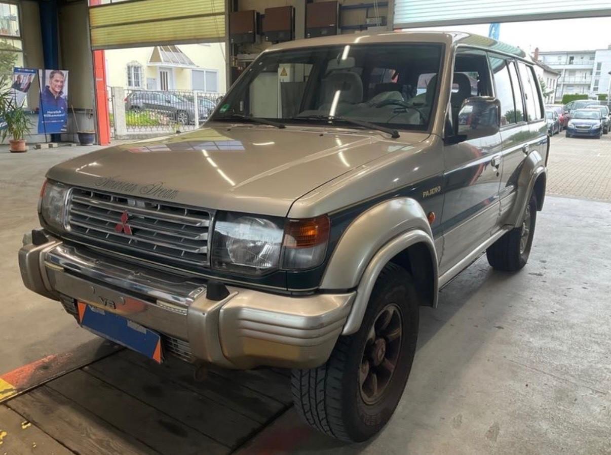 Mitsubishi Pajero 3.0 V6 AMERICAN DREAM Book Service Limited Edition