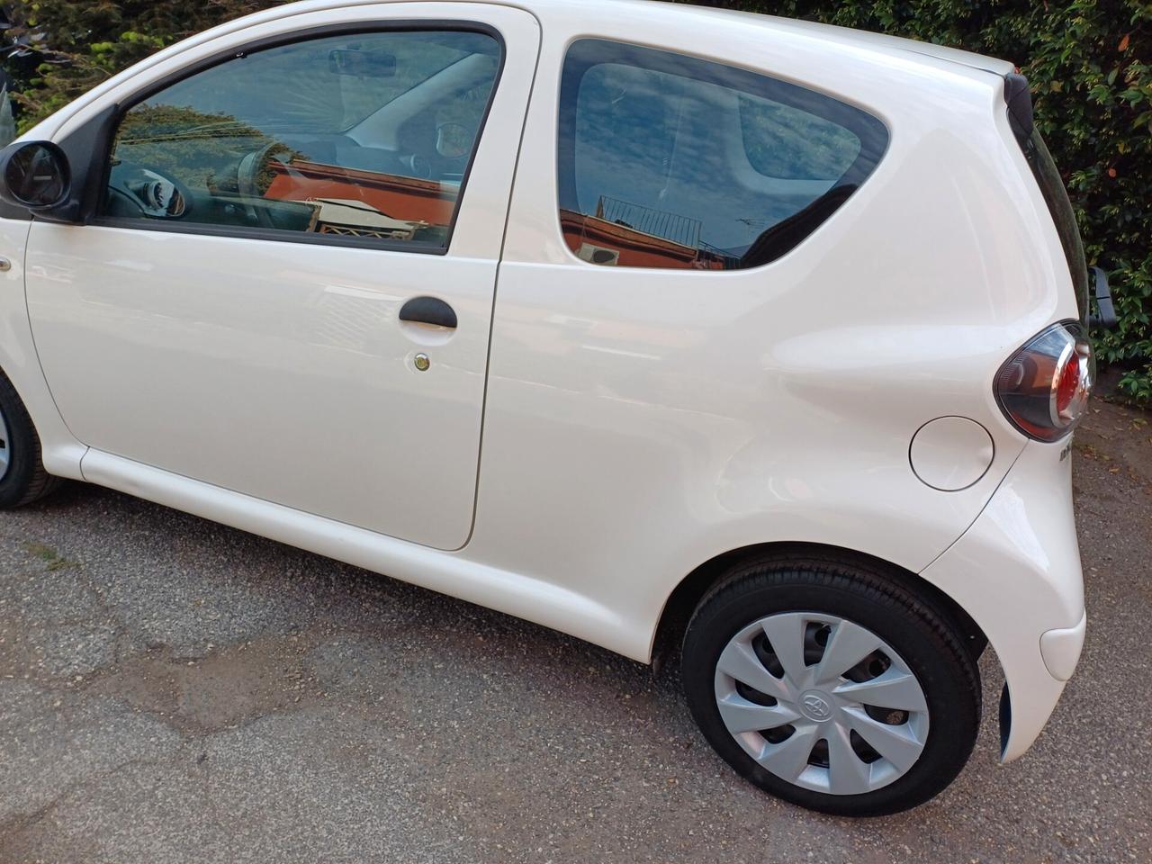 Toyota Aygo 3 porte motore 1.0 benzina euro 5 Active Connect NEOPATENTATI