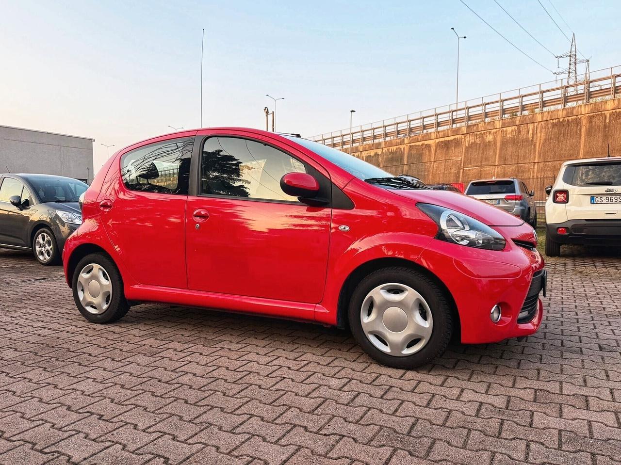 Toyota Aygo 1.0 12V VVT-i 5 porte AUTOMATICA NAVIGA OK NEOPATENTATI