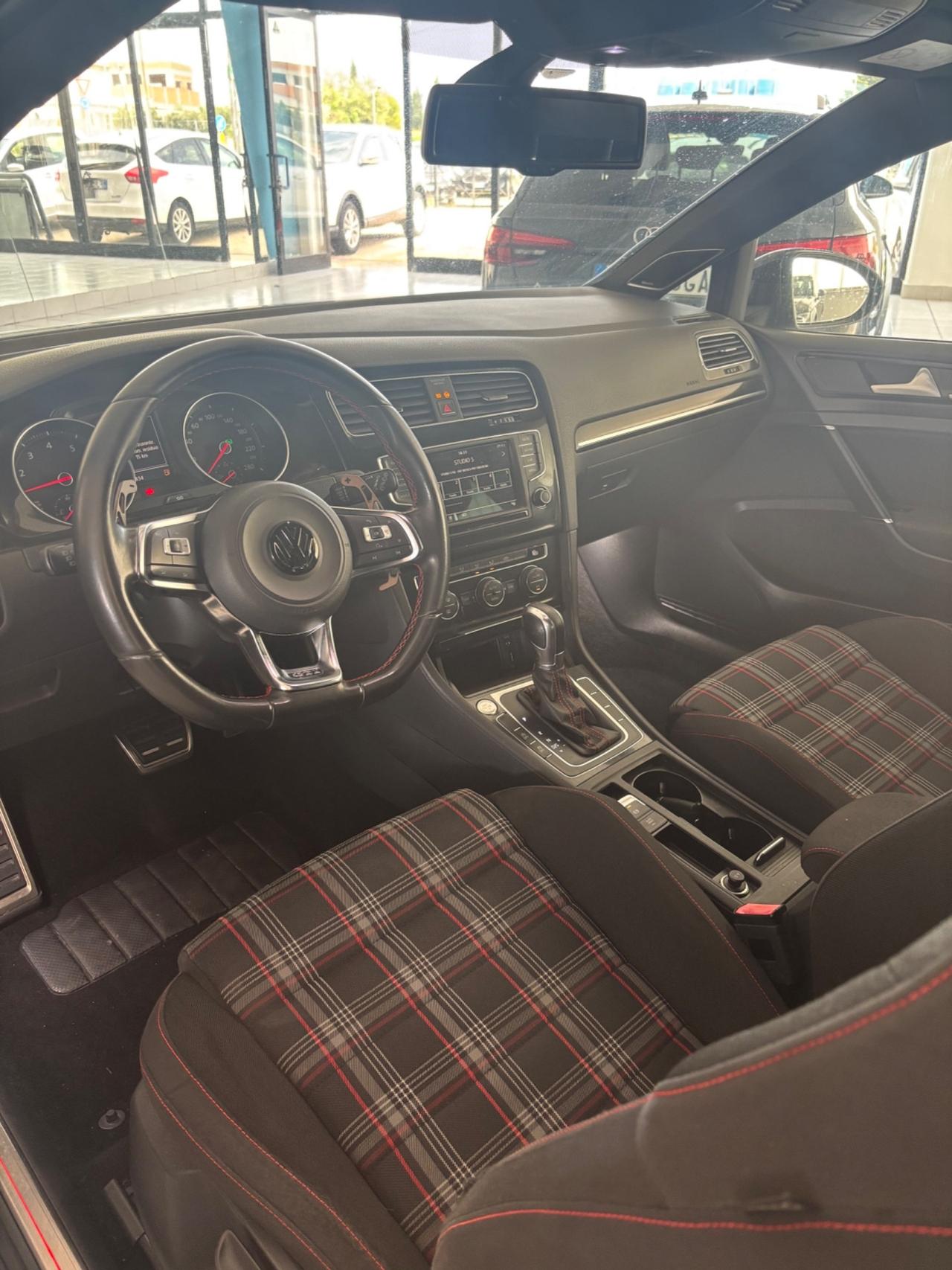 Volkswagen Golf GTI Business Performance 2.0 TSI DSG 3p.