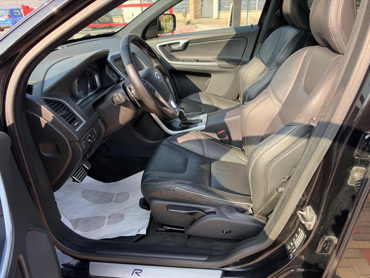 Volvo XC 60 D5 AWD Geartronic R-design Momentum