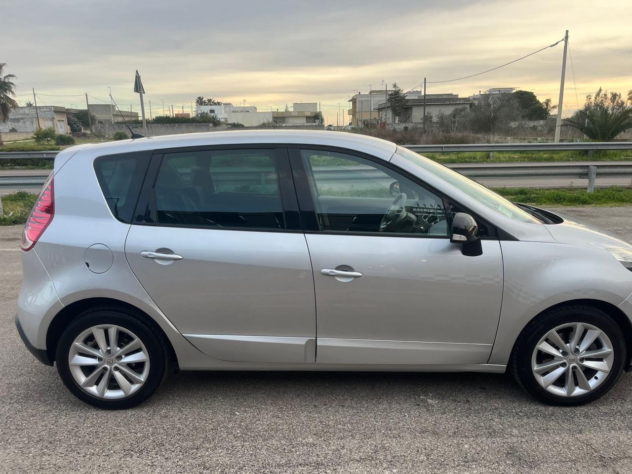 Renault Scenic Scénic X-Mod 1.5 dCi Luxe 2011