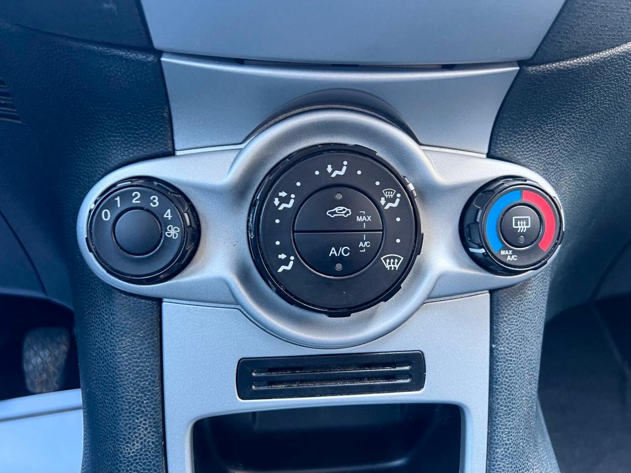 Ford Fiesta 1.4 TDCi 70CV 5 porte Titanium