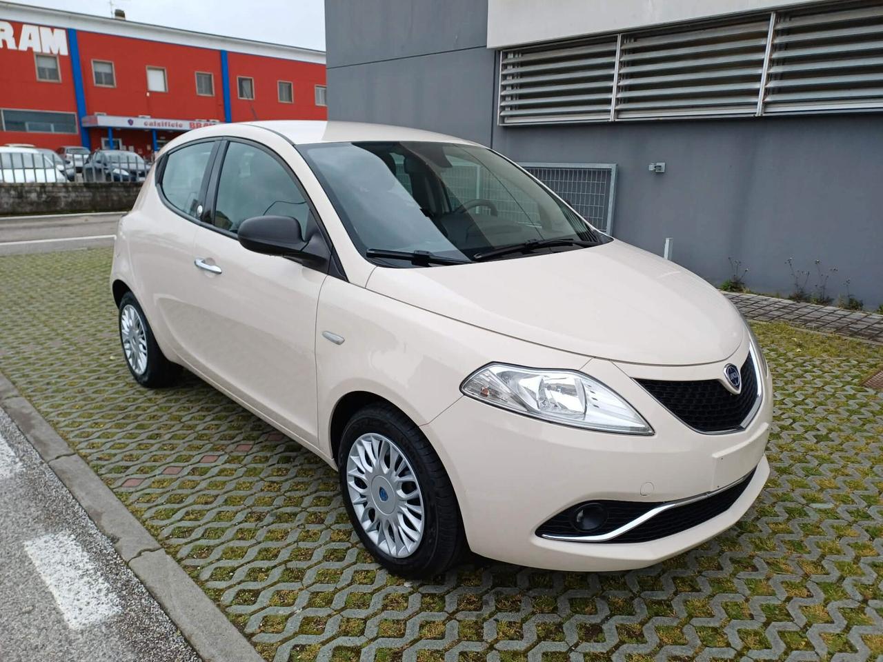 Lancia Ypsilon 1.2 69 CV 5 porte GPL Ecochic Silver