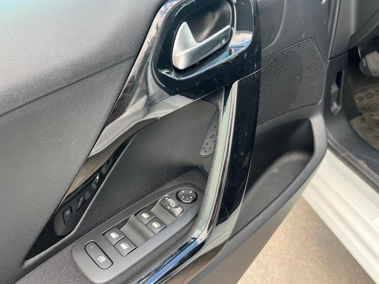 Peugeot 208 1.2 benz. Allure NEOPATENTATI COME NUOVA