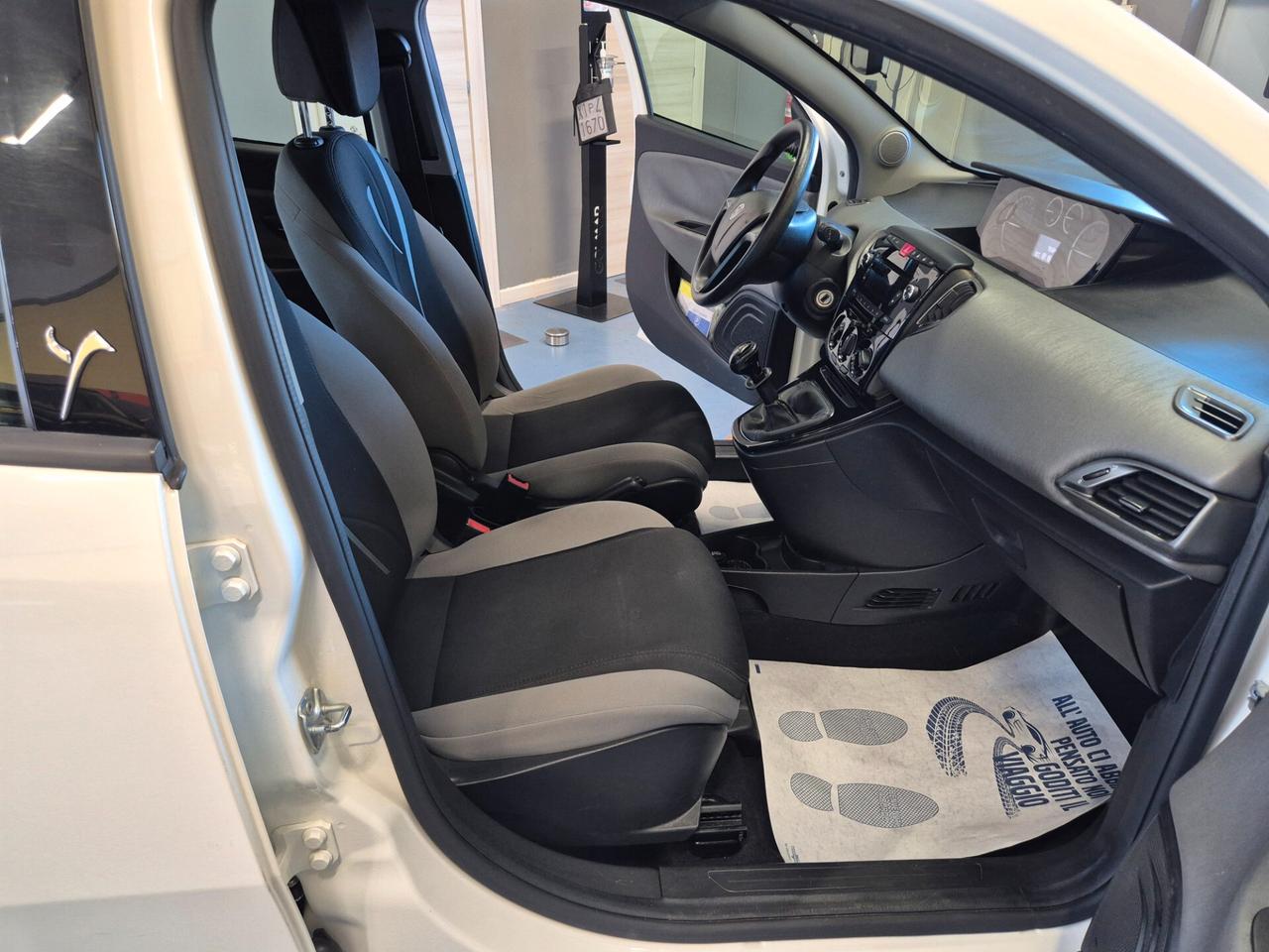 Lancia Ypsilon 1.2 69 CV 5 porte SILVER
