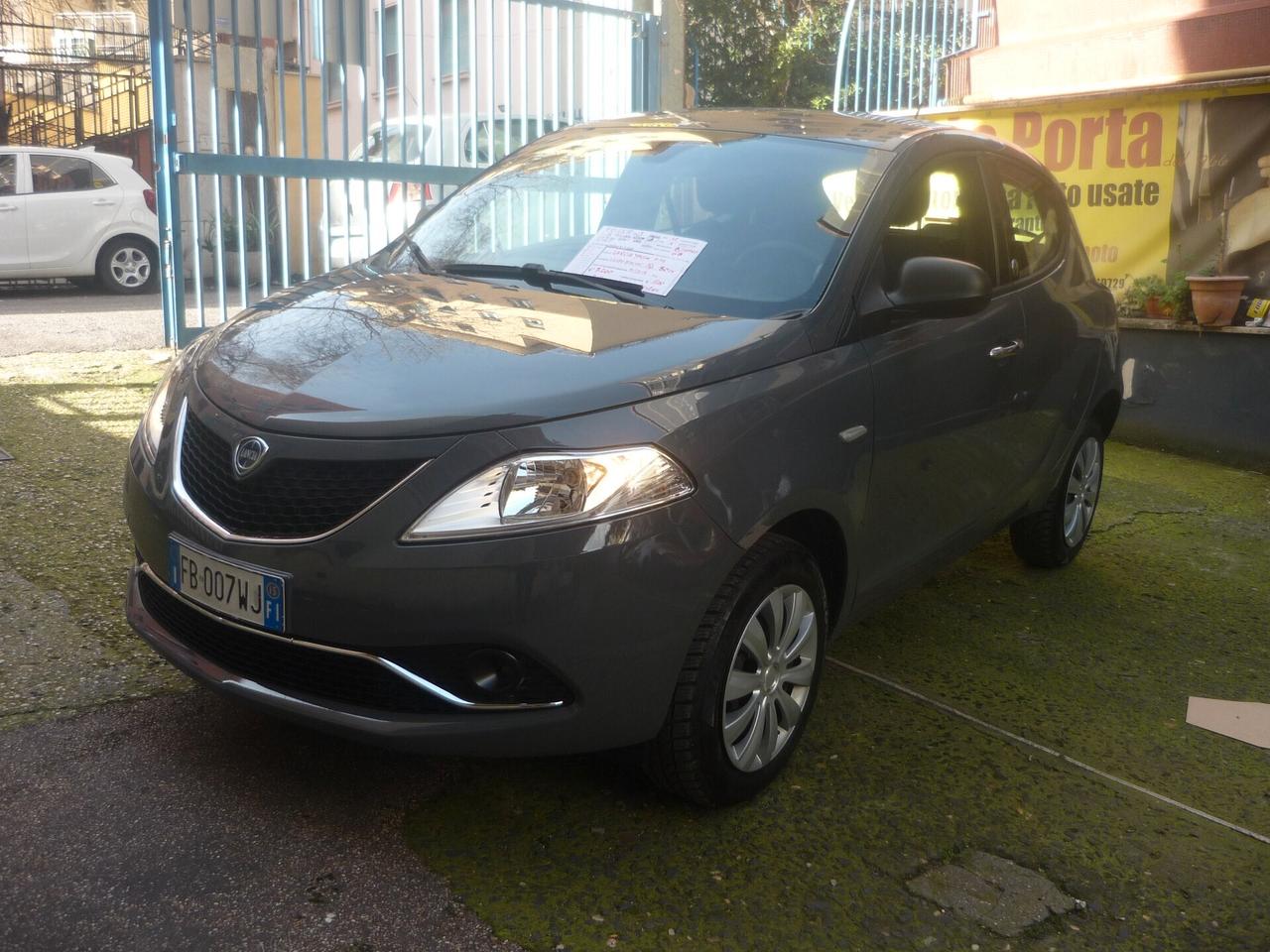 Lancia Ypsilon 0.9 TwinAir 85 CV 5 porte Metano Ecochic Silver