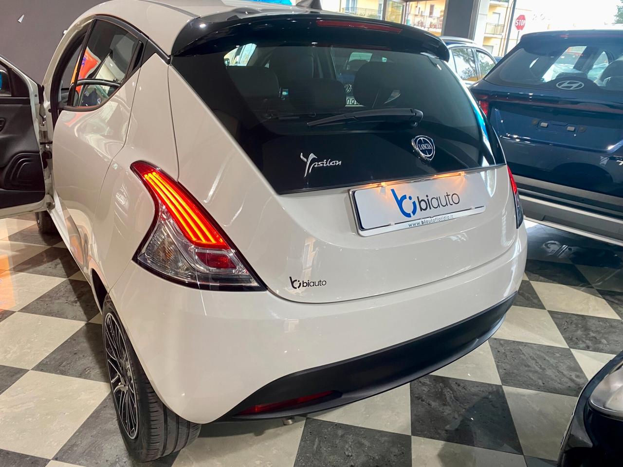 Lancia Ypsilon 1.0 FireFly 5 porte S&S Hybrid Ecochic Silver-2023