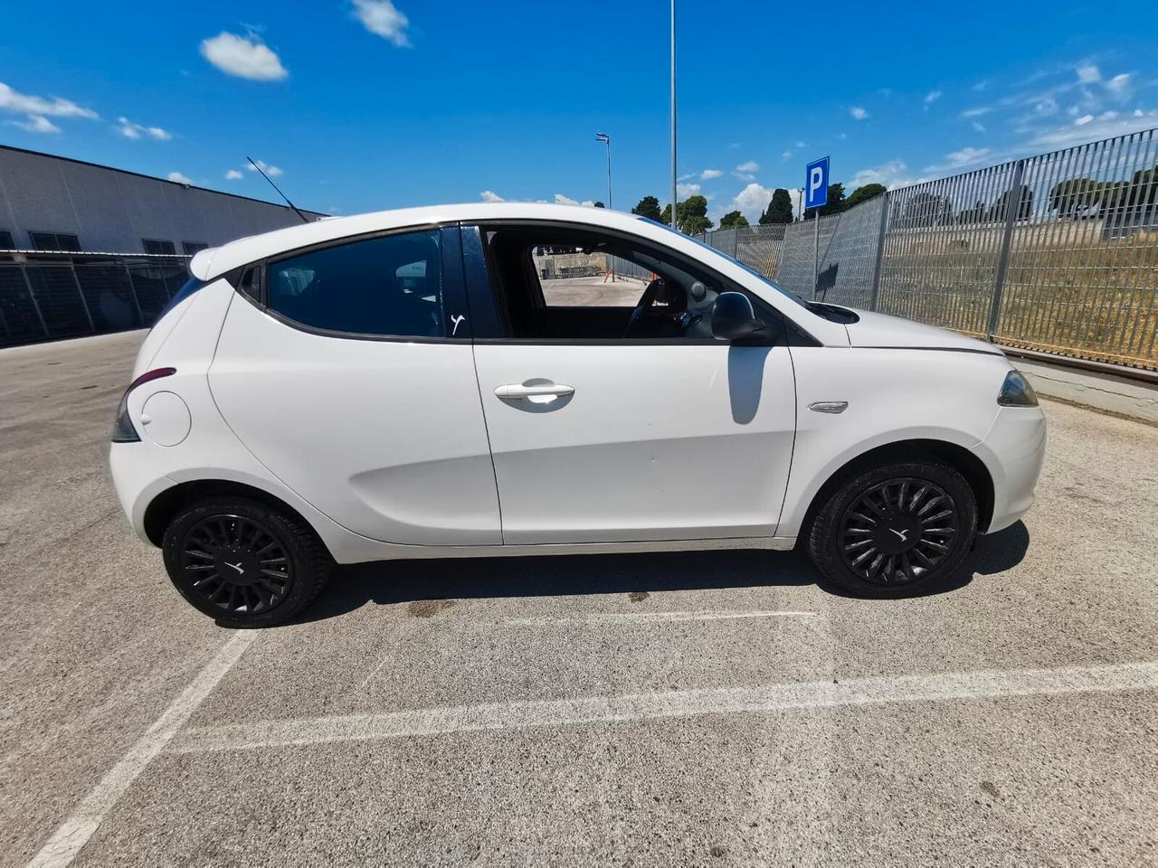 Lancia Ypsilon 1.2 69 CV 5P. GPL Ecochic Silver