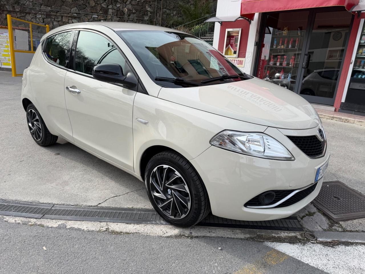 LANCIA YPSILON 1.2 NEOPATENTATI KM 26 MILA !!!