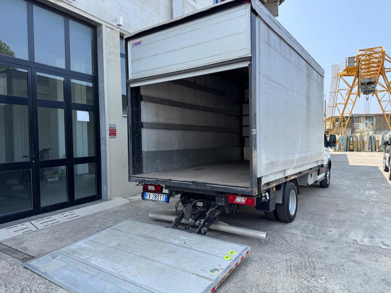 Ford Transit con la pedana ribasabile