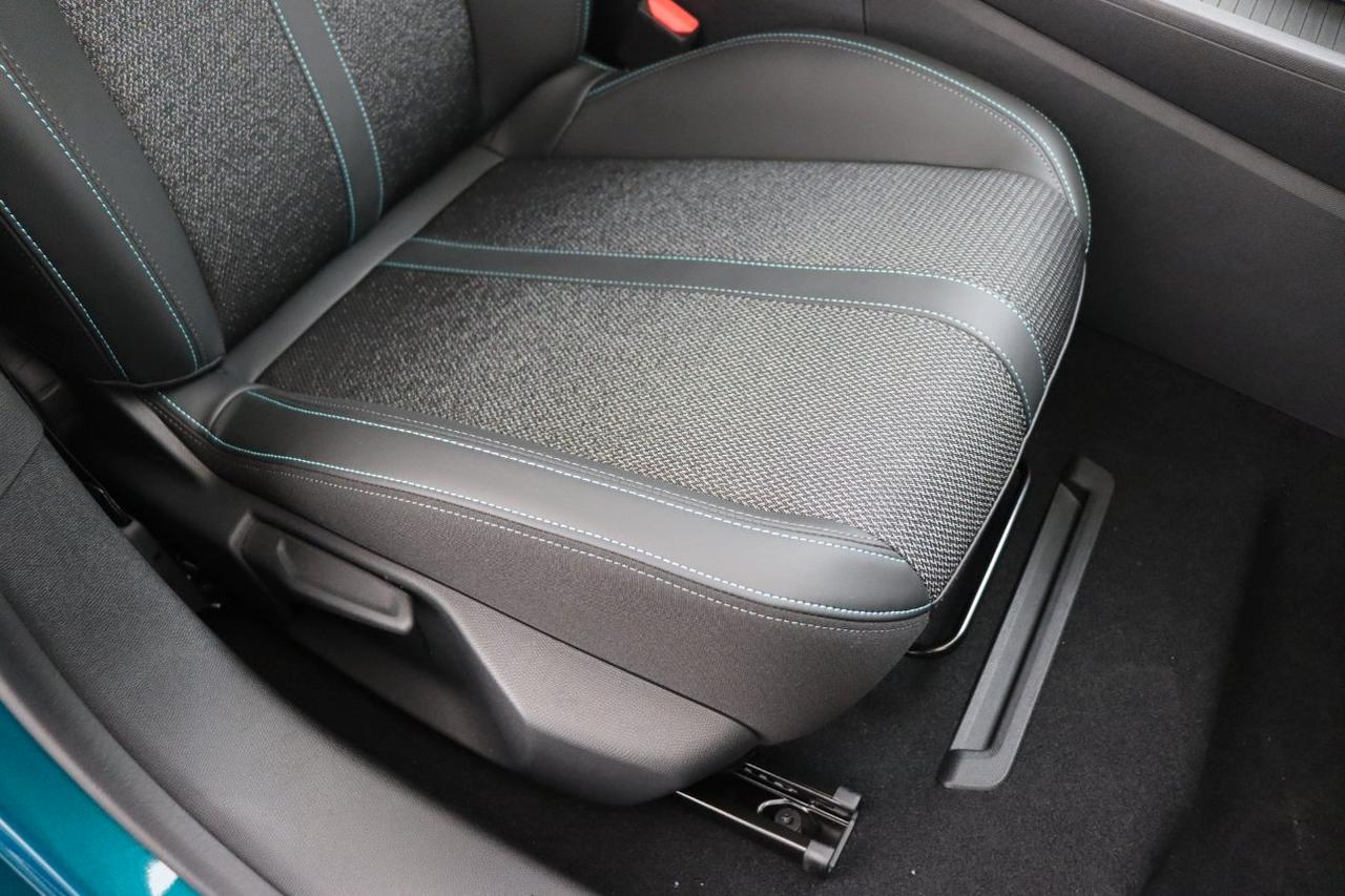 Peugeot 408 58,2 kWh Allure 214cv
