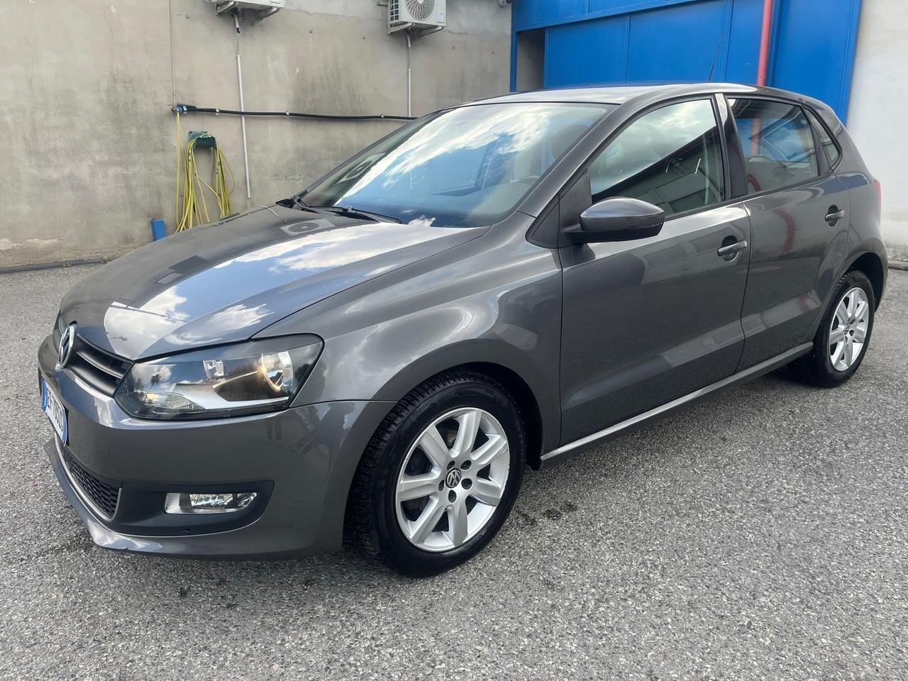 Volkswagen Polo 5P-1.6 tdi- cambio autom-2011