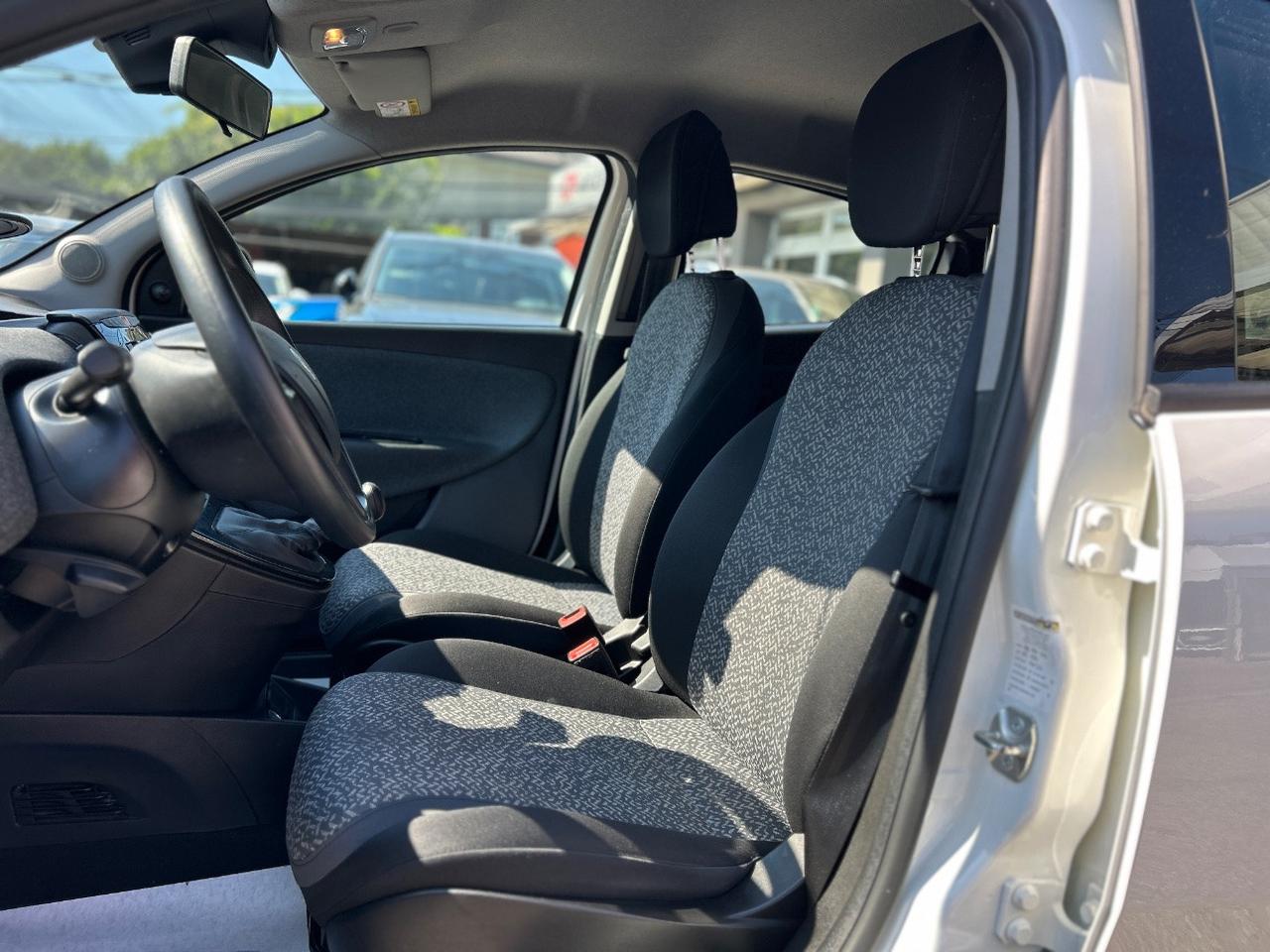 Lancia Ypsilon 1.0 firefly hybrid Silver s&s 70cv