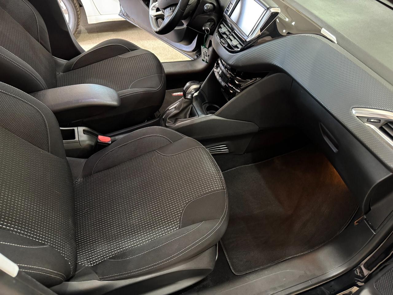 Peugeot 208 PureTech GPL 82 cv Allure NAVIGATORE-R