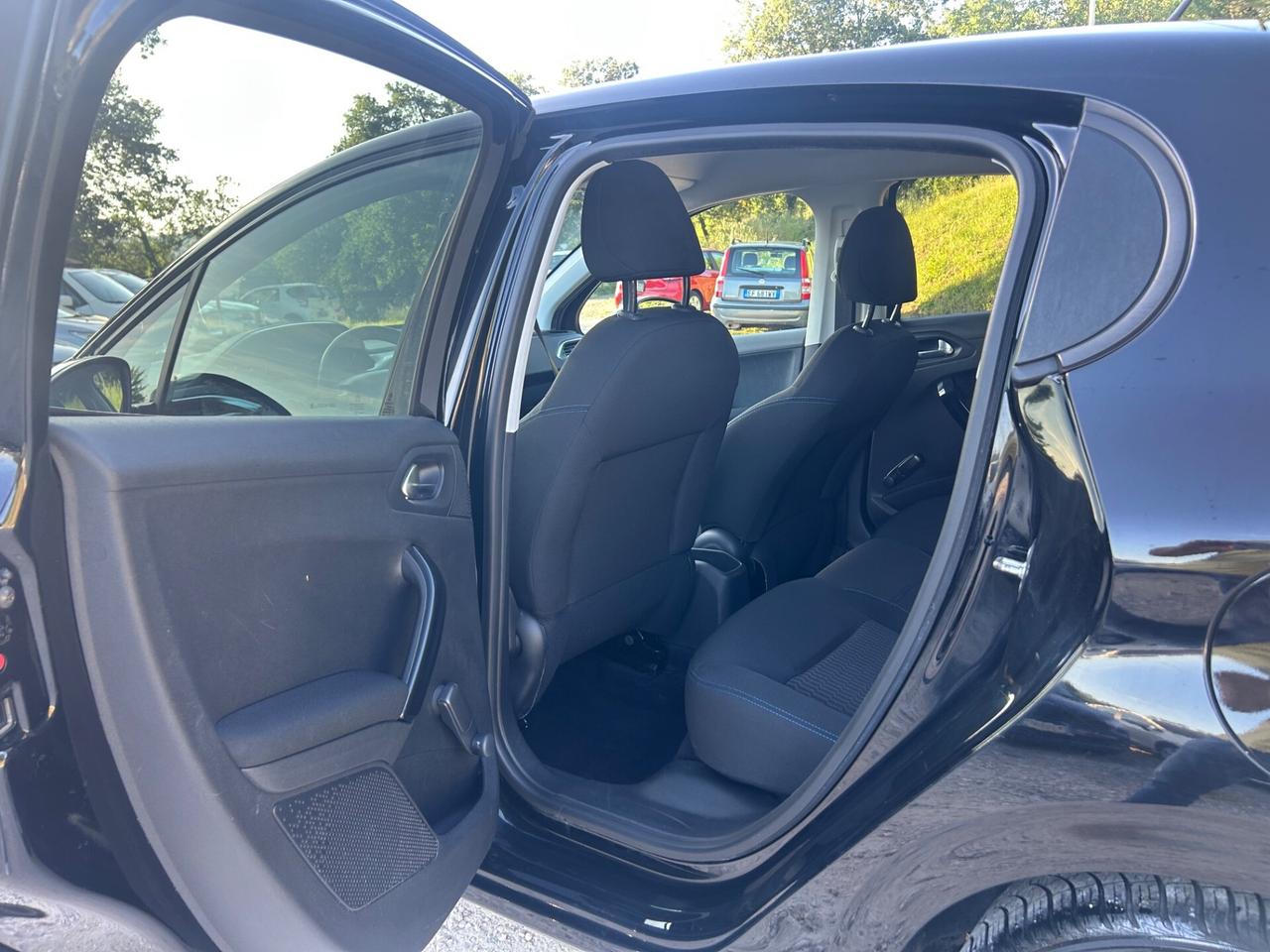 Peugeot 208 PureTech 82 5 porte Allure neopatentati permute