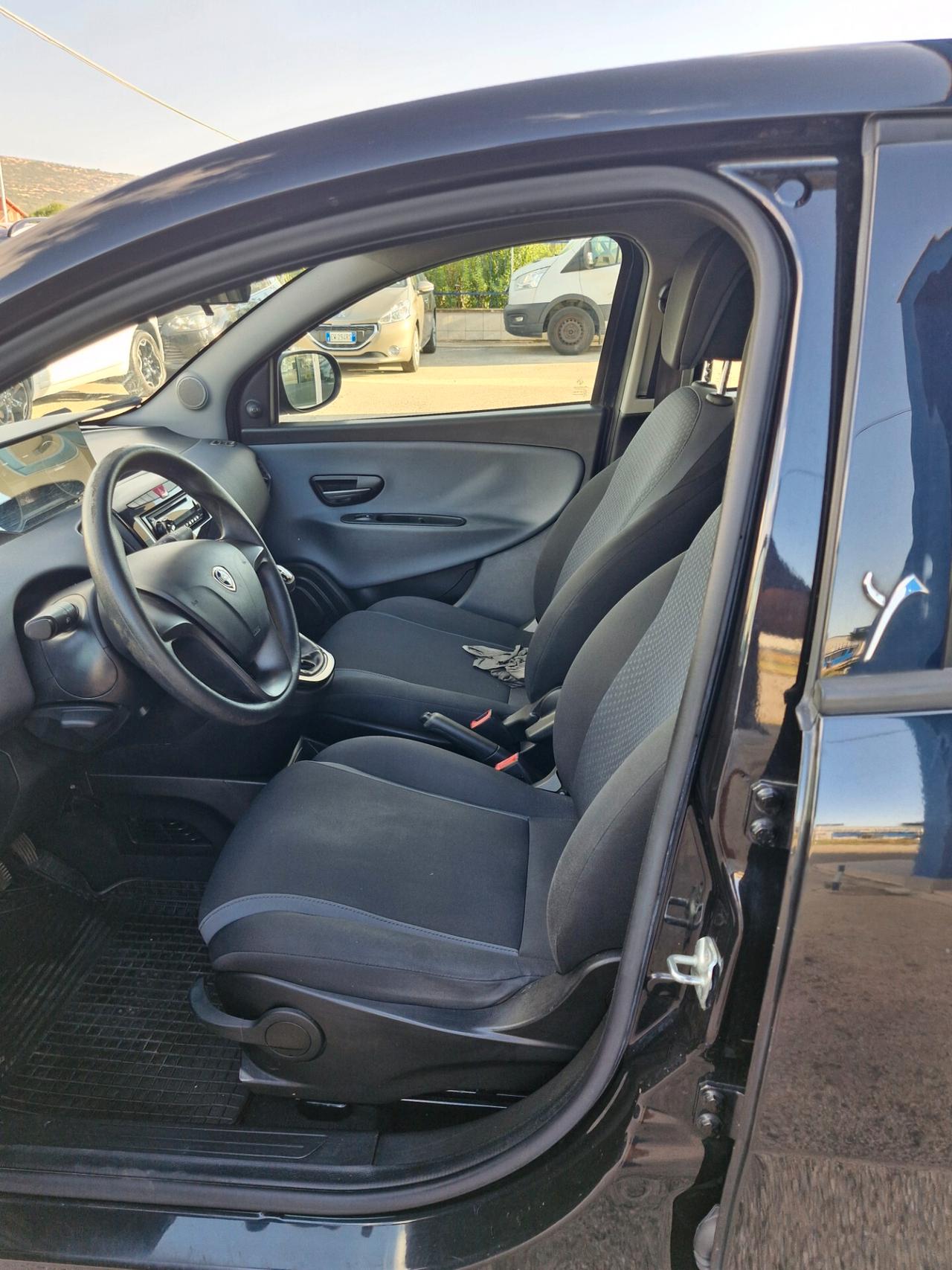 Lancia Ypsilon 1.2 69 CV 5 porte Silver