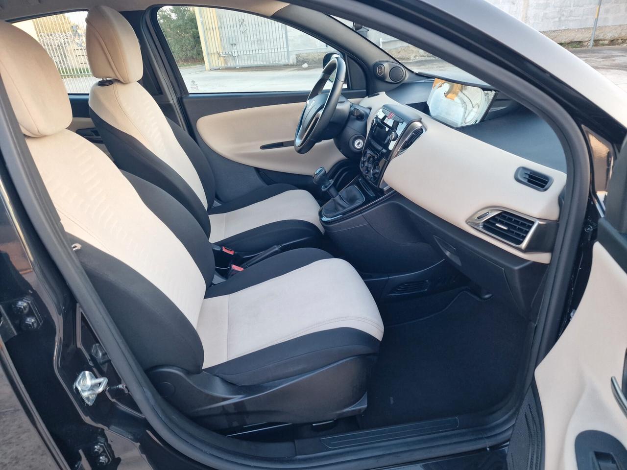 Lancia Ypsilon 1.2 69 CV 5 porte Platinum