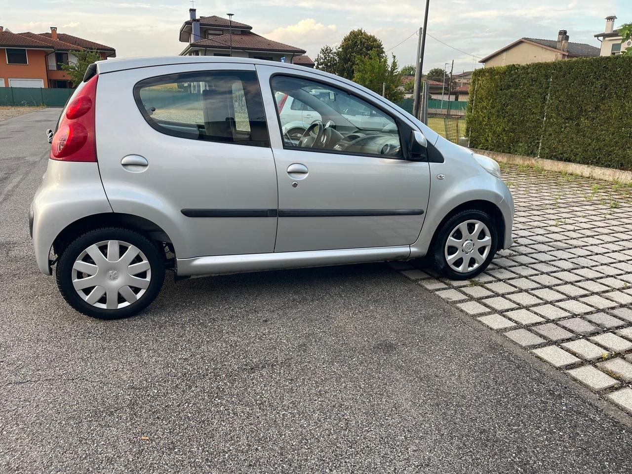 Peugeot 107 5p 1.0 12v Sweet Years AUTOMATICA
