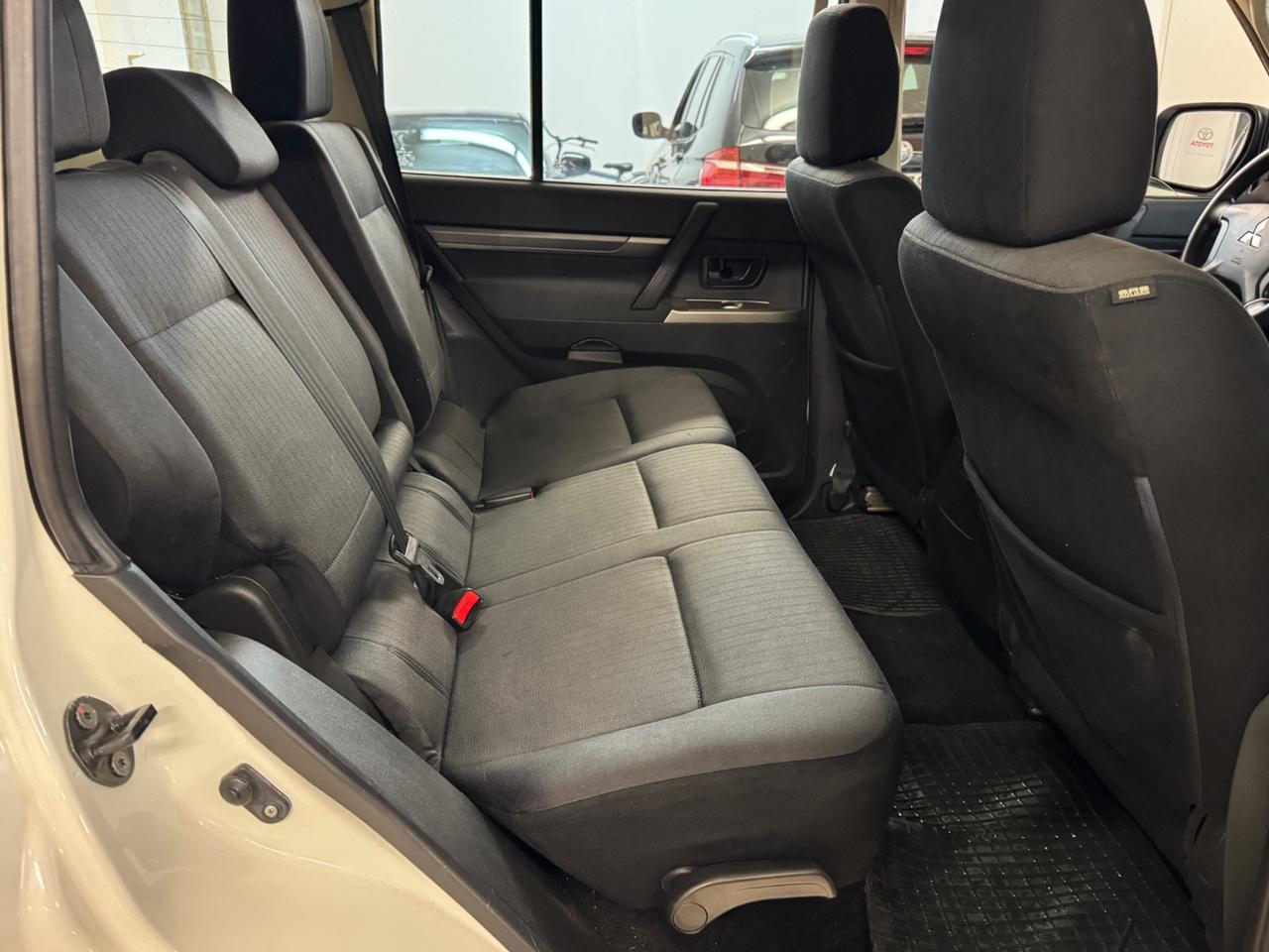 Mitsubishi Pajero 3.2 DI-D 16V aut. 5p. Instyle DPF 7Posti Gancio 4x4