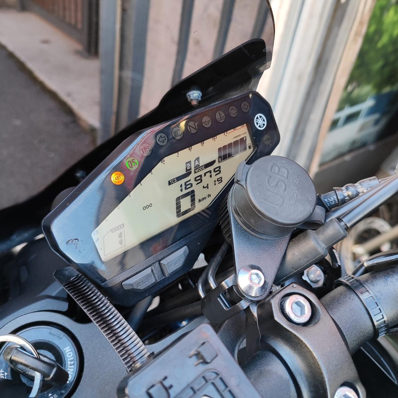 Yamaha MT-09 2017 – 16.979 KM – SUPER ACCESSORIATA