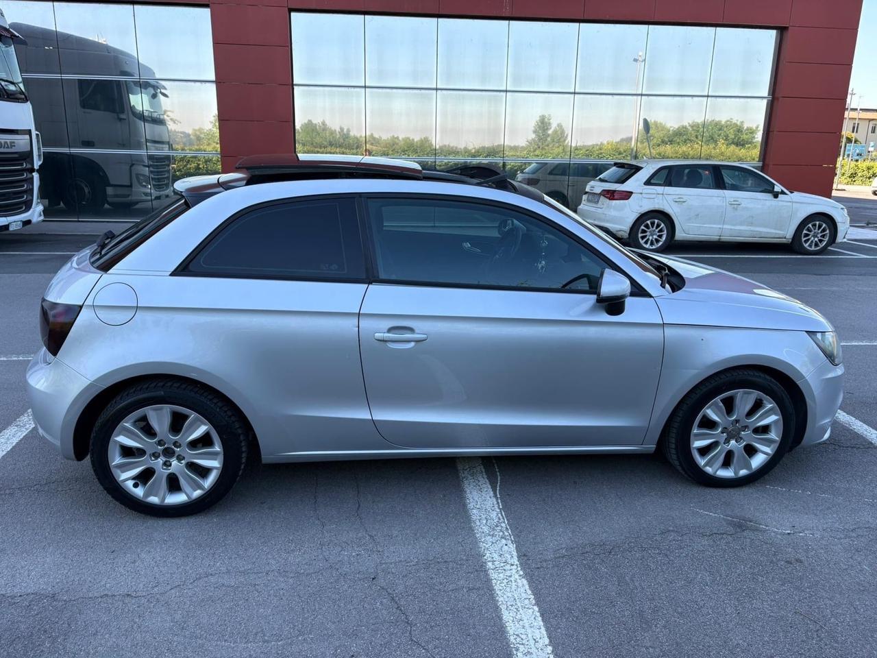 Audi A1 1.6 TDI 105 CV Attraction 281.000 KM TETTUCCIO APRIBILE
