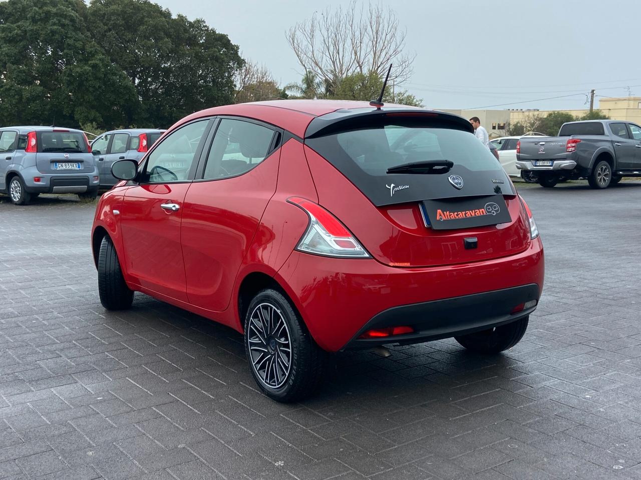 Lancia Ypsilon 1.0 firefly hybrid Silver