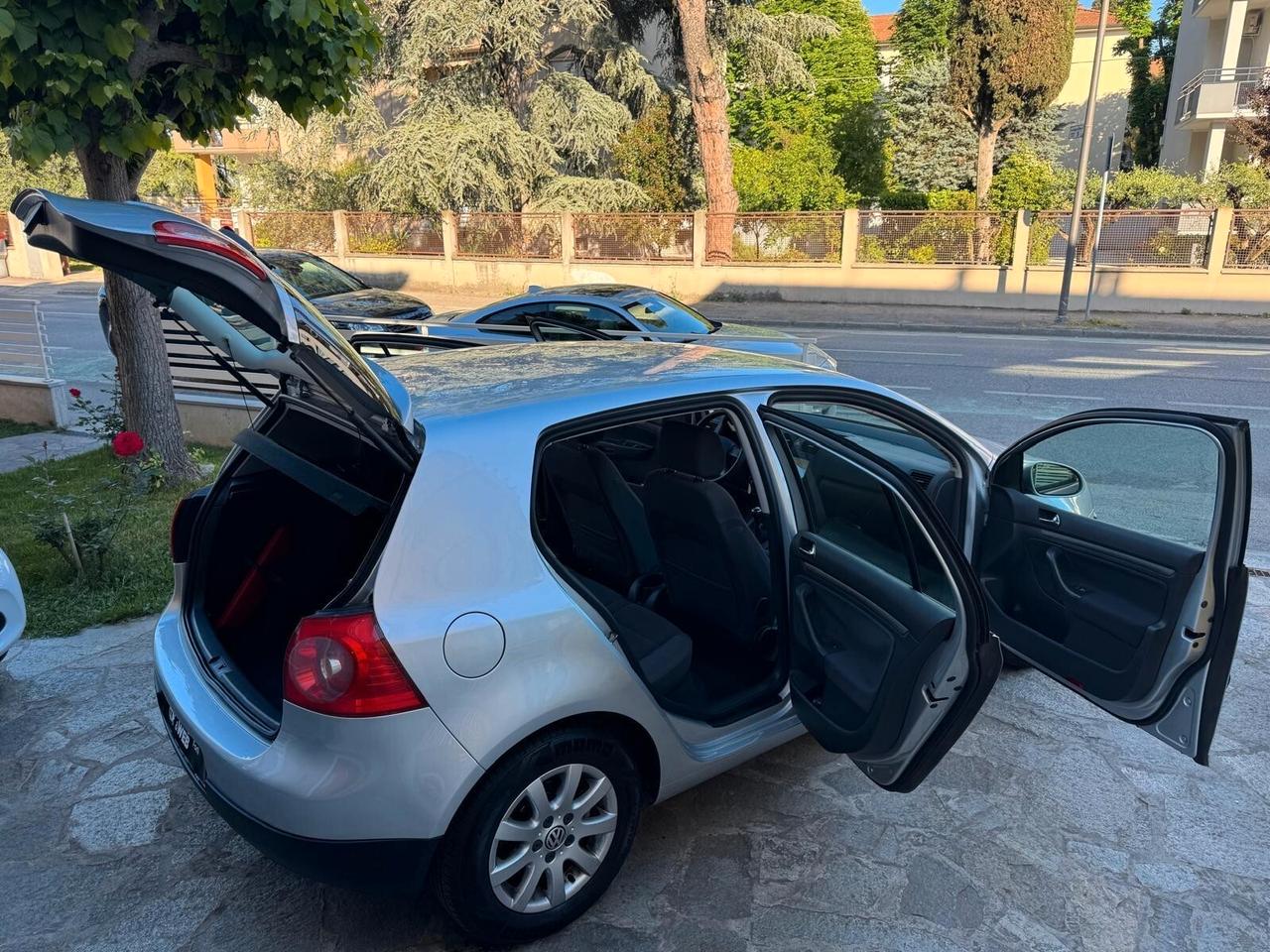 VW GOLF 1.6 16V FSI 5p. NEOPATENTATI