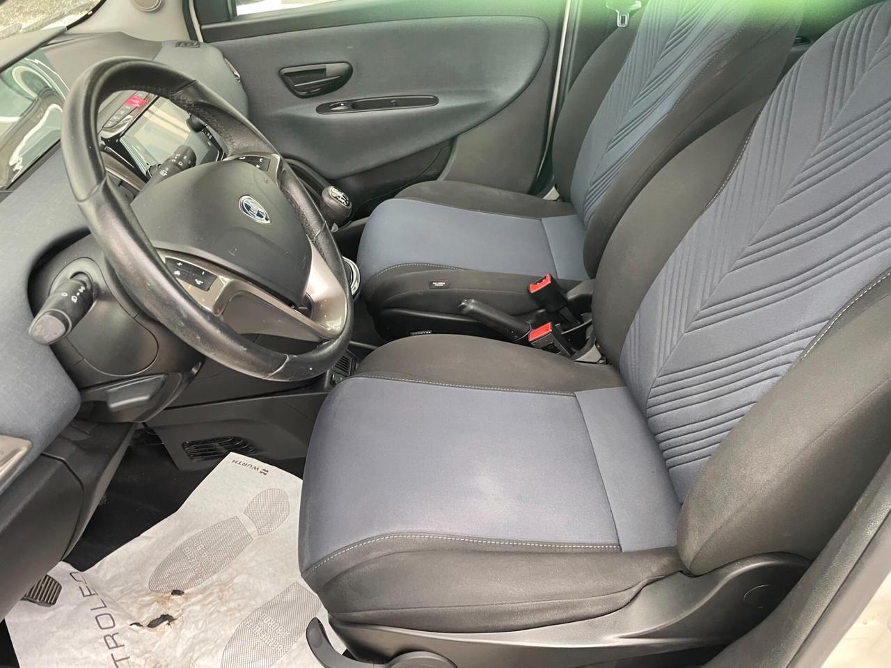 Lancia Ypsilon 1.0 FireFly 5 porte S&S Hybrid Silver