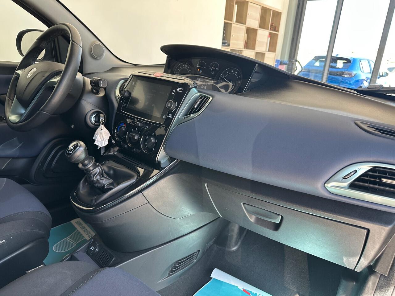 Lancia Ypsilon 1.0 FireFly 5 porte S&S Hybrid Platino 2024