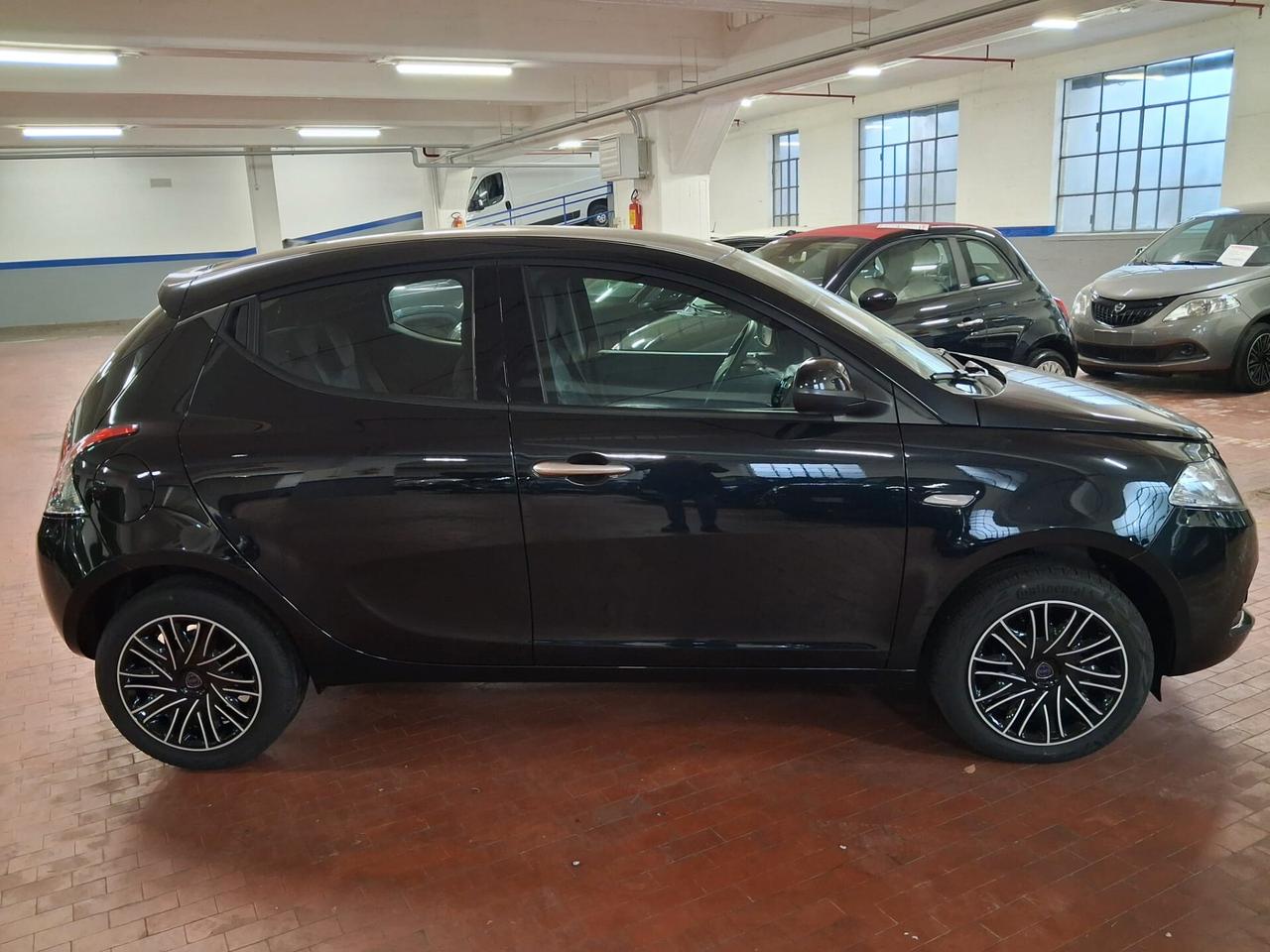 Lancia Ypsilon 1.0 FireFly 5 porte S&S Hybrid Silver