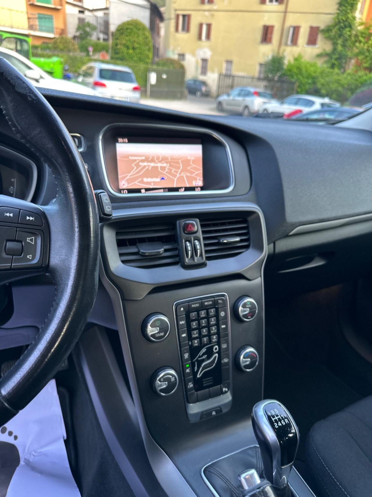 Volvo V40 D2 MOMENTUM KMCERT UNICOPR EU6B