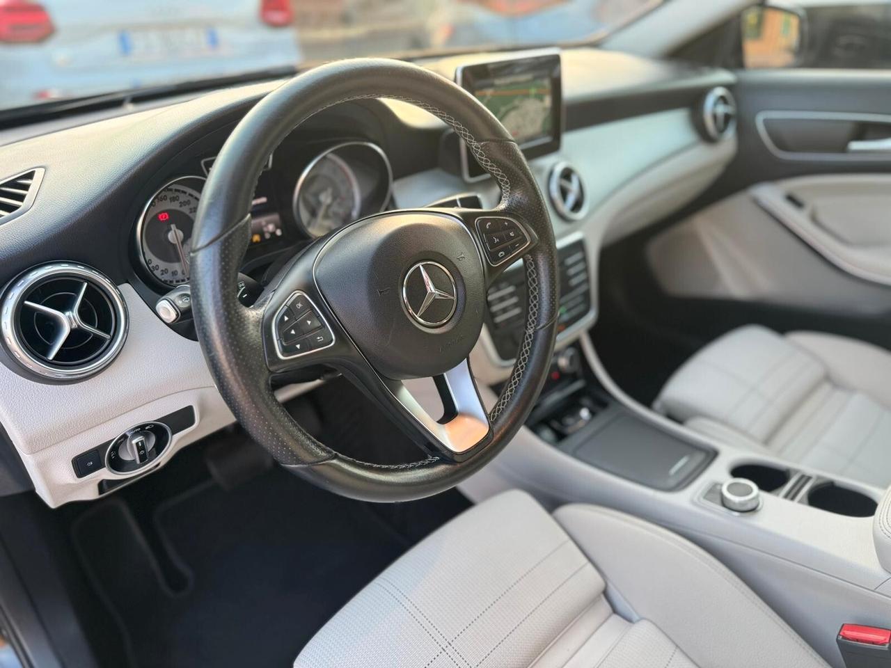 MERCEDES GLA 180d Premium