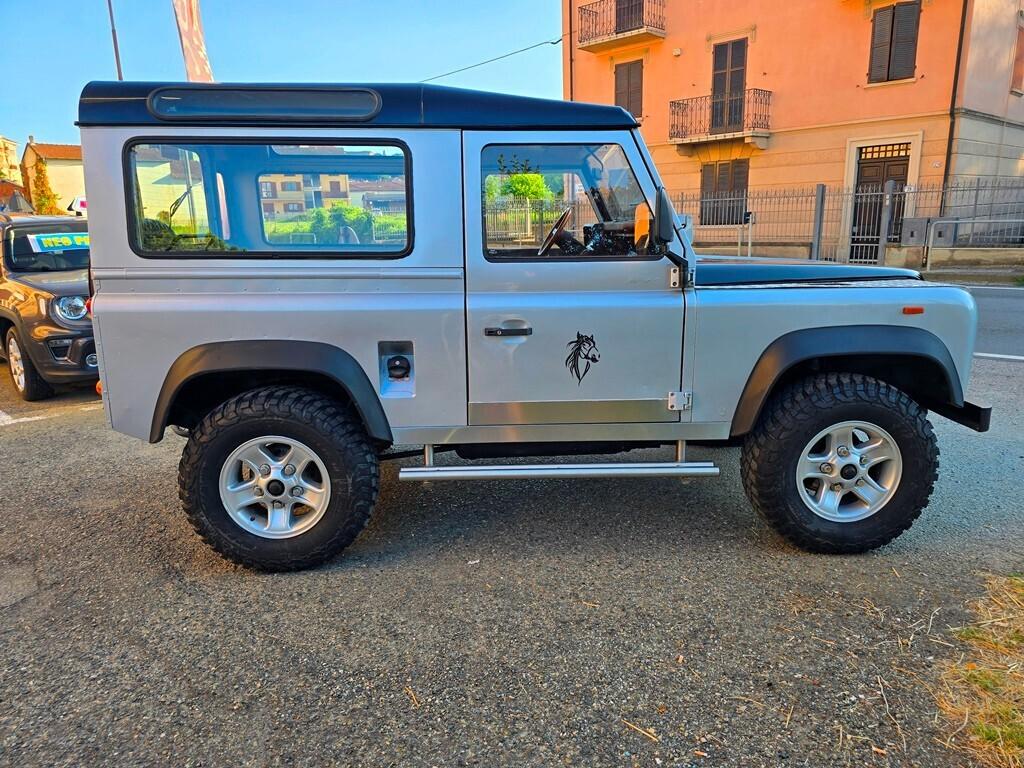Land Rover Defender 90 TDI 200 RESTAURATA!