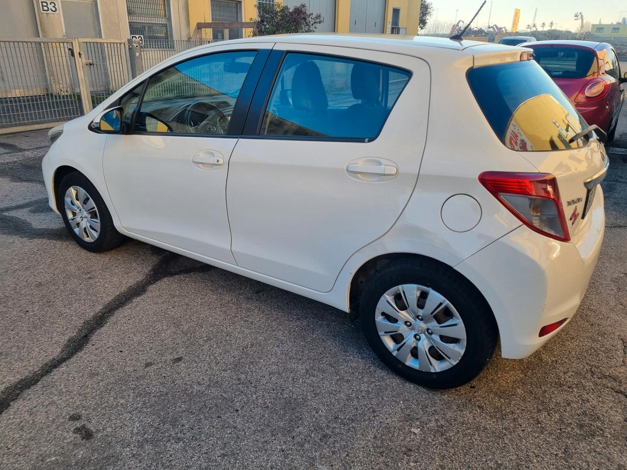 Toyota Yaris 1.0 5 porte Lounge neo patentati unica proprietaria