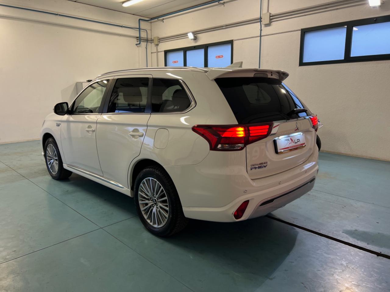 Mitsubishi Outlander 2.4 MIVEC 4WD PHEV Instyle Plus SDA