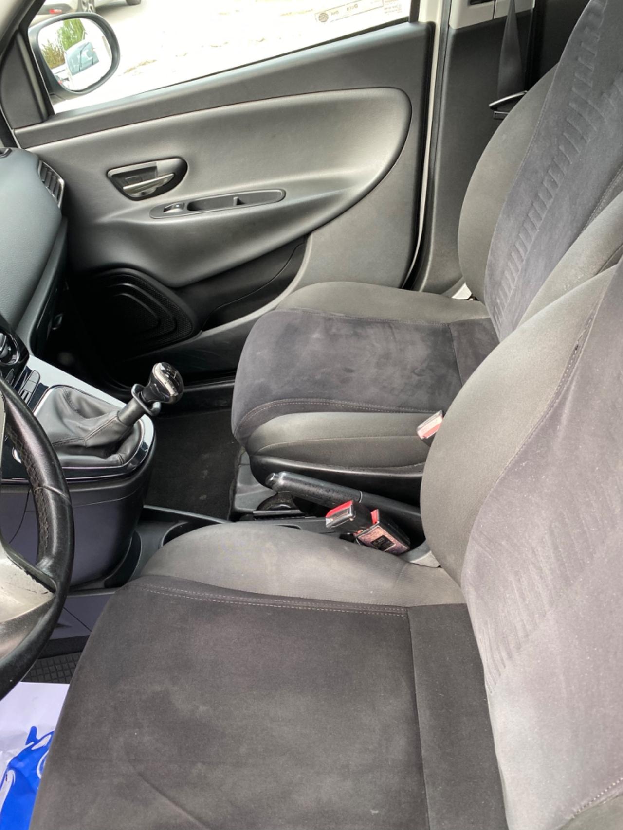 Lancia Ypsilon 0.9 TwinAir 85 CV 5 porte Metano Ecochic Silver